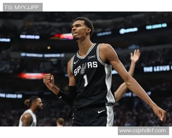 文班亚马首场比赛表现抢眼五次盖帽和隔扣字母哥引发热烈讨论